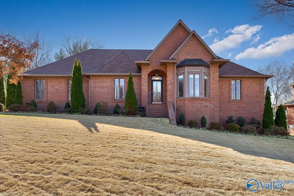 view of front of house featuring a front lawn