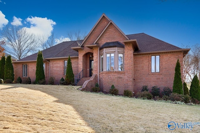 view of front of house featuring a front lawn