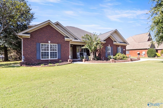 view of front of property featuring a front yard