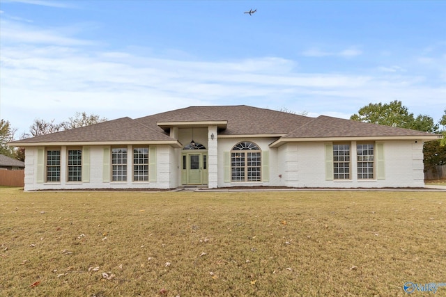 ranch-style house featuring a front yard