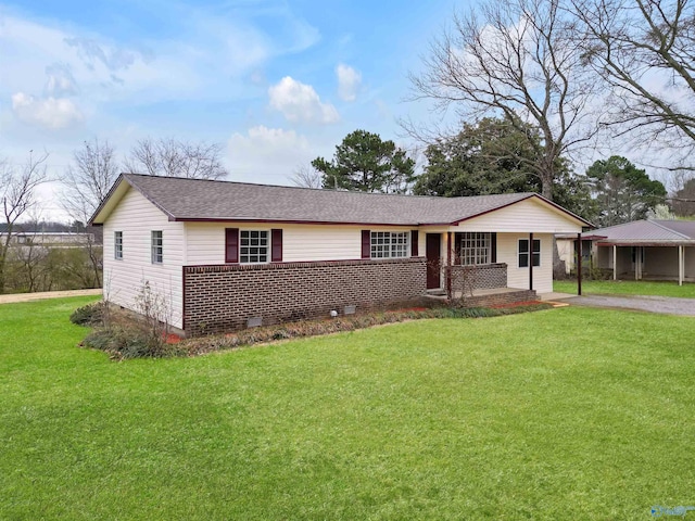 ranch-style house with driveway, roof with shingles, covered porch, a front lawn, and crawl space