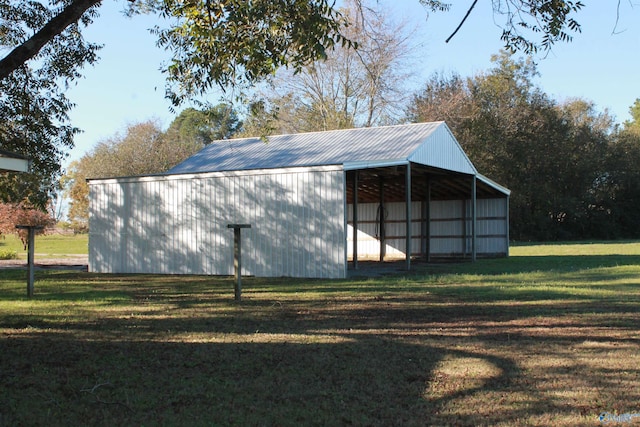 view of pole building featuring a lawn