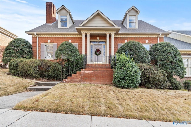 view of front facade featuring a front lawn