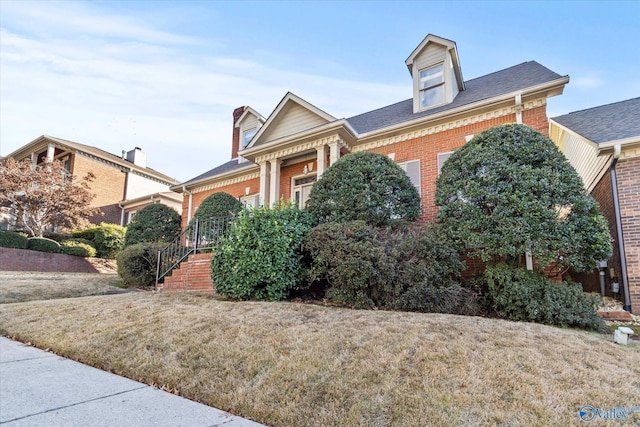 view of front of home featuring a front lawn