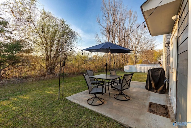 exterior space featuring outdoor dining area
