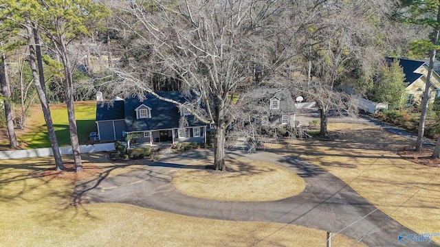 view of front facade featuring a front lawn