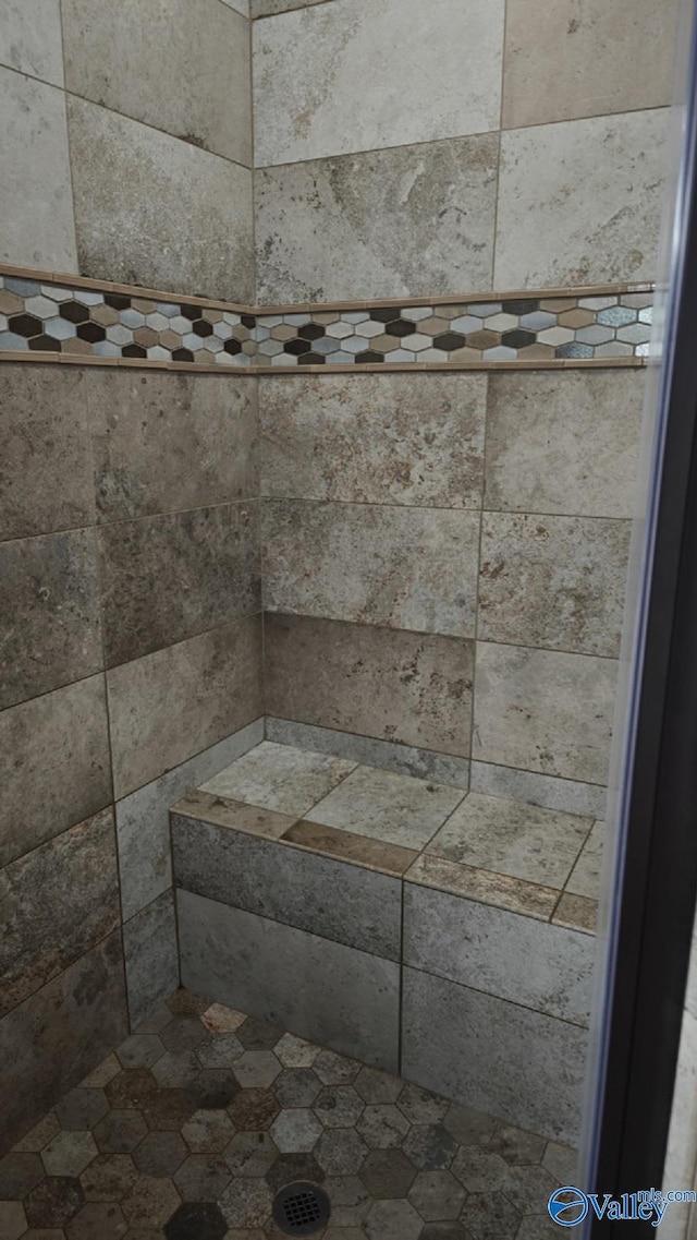 interior details with a tile shower