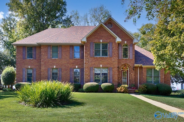 view of front of property featuring a front lawn