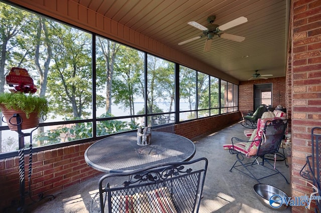 sunroom with ceiling fan