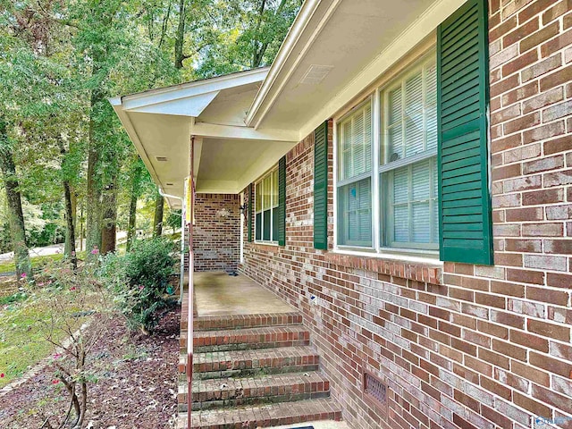 doorway to property with covered porch