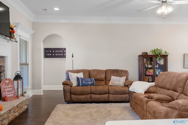 living room with ceiling fan, recessed lighting, dark wood-style flooring, baseboards, and ornamental molding