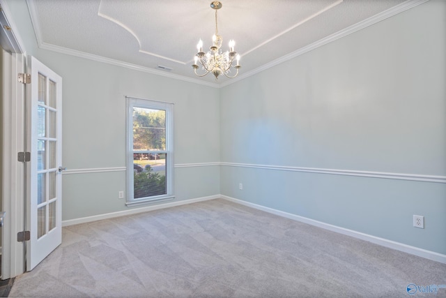 carpeted spare room featuring crown molding, a textured ceiling, and an inviting chandelier