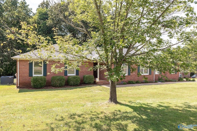 view of front of house featuring a front yard