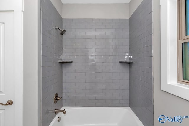 bathroom featuring tiled shower / bath combo