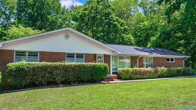 ranch-style home with a front yard