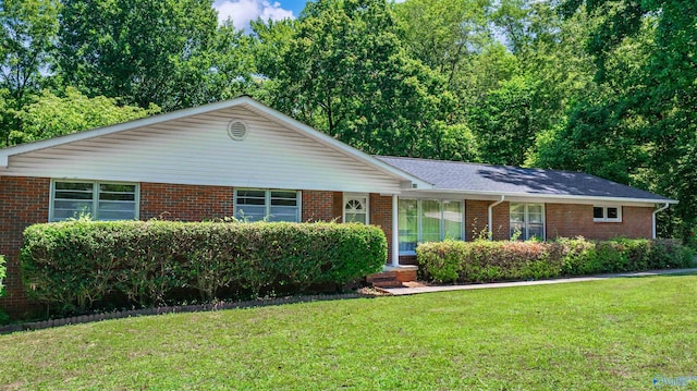 ranch-style home featuring a front lawn