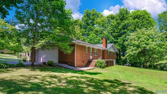 ranch-style house featuring a front yard