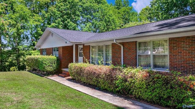 single story home with a front lawn