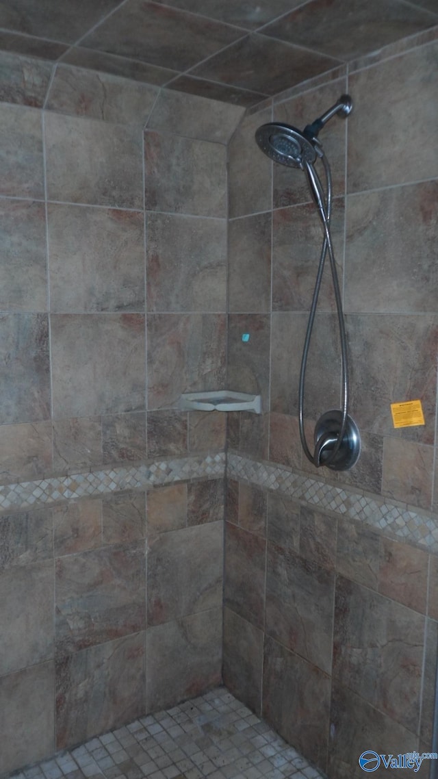 708 E 9th St, Anniston, AL 36207 - bathroom featuring tiled shower