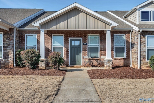 view of front of house featuring a front yard