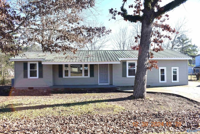 ranch-style house featuring a porch