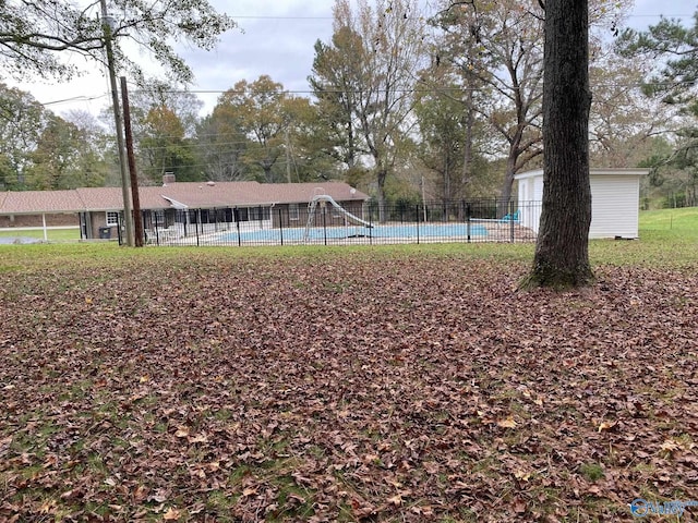 view of yard featuring a fenced in pool