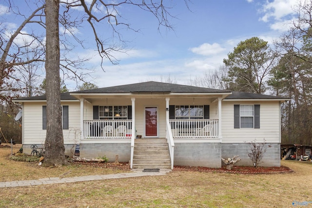 view of front of home featuring covered porch and a front lawn