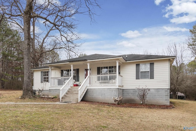 view of front of property featuring covered porch and a front yard