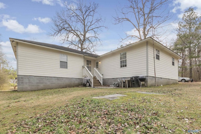 back of house featuring a lawn