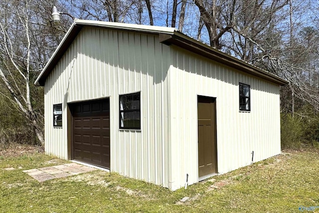 view of outdoor structure featuring an outbuilding