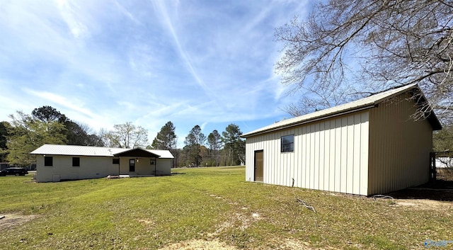 view of yard with an outbuilding