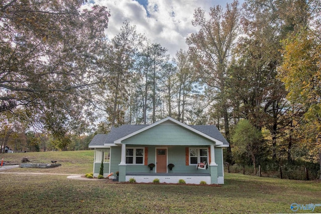 view of front of property featuring a porch and a front lawn