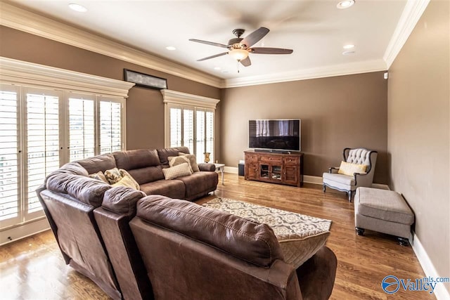 living room featuring ceiling fan, plenty of natural light, light hardwood / wood-style floors, and ornamental molding