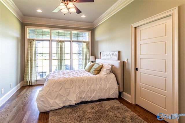 bedroom featuring ceiling fan, dark hardwood / wood-style floors, and crown molding