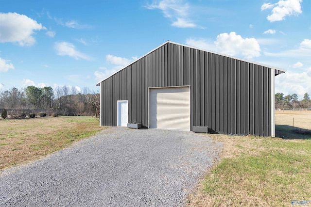 detached garage featuring gravel driveway