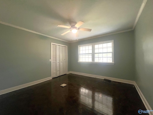 unfurnished room featuring dark hardwood / wood-style flooring, ceiling fan, and crown molding