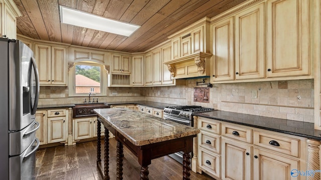 919 Colquitt Rd, Gadsden, AL 35903 - kitchen with stainless steel appliances, wooden ceiling, backsplash, dark wood-style floors, and cream cabinetry