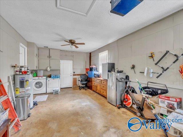 garage with washing machine and dryer, refrigerator, and a ceiling fan