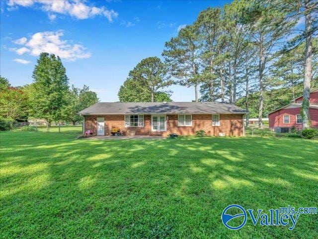 view of front of property featuring a front yard and brick siding