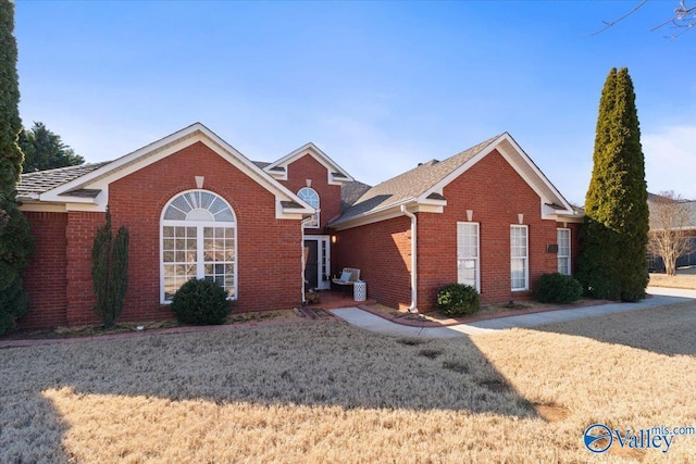 front of property with a front lawn