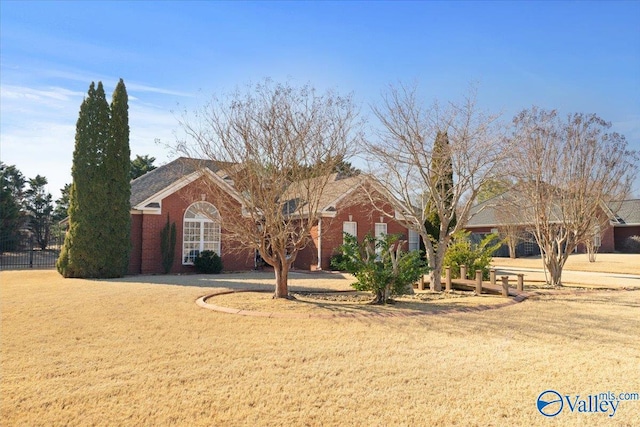 view of front facade featuring a front yard