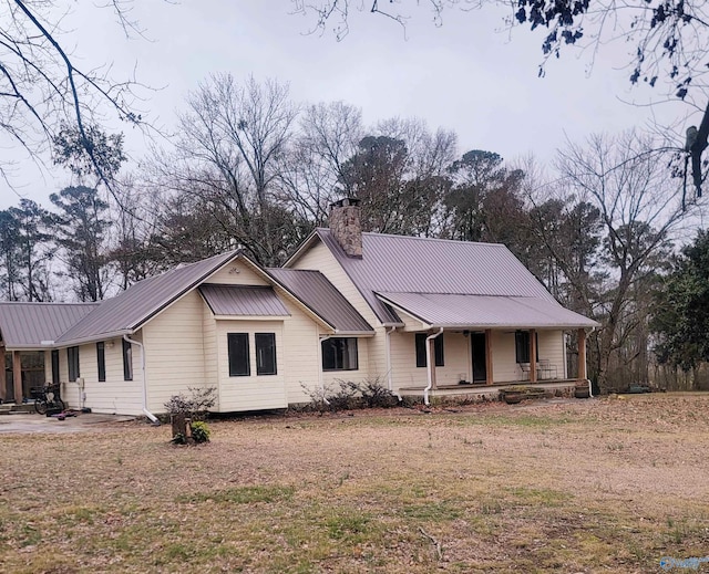 view of front of house featuring a patio area, a front lawn, and a porch