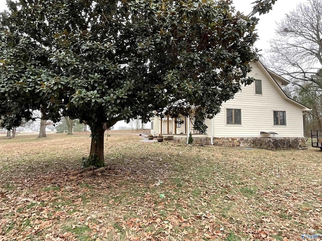 exterior space featuring a front yard