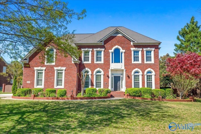 colonial home featuring a front yard