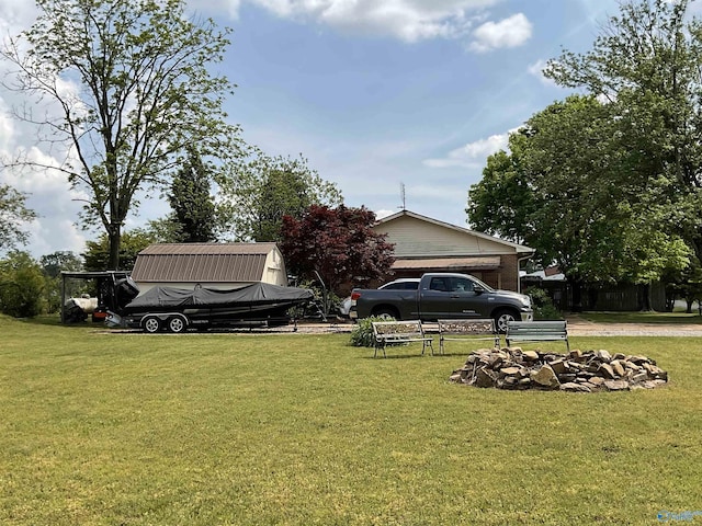 view of yard featuring a shed