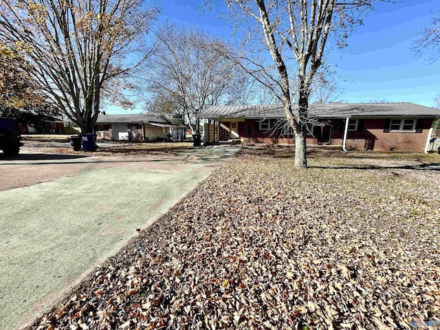 view of yard with a carport