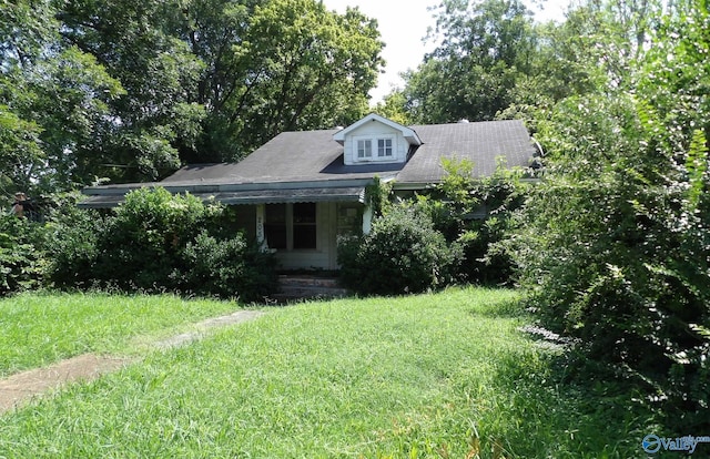 view of front of house featuring a front yard