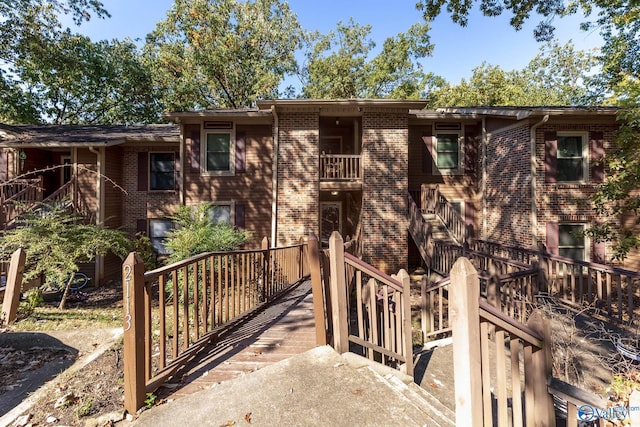 view of front of property featuring a balcony