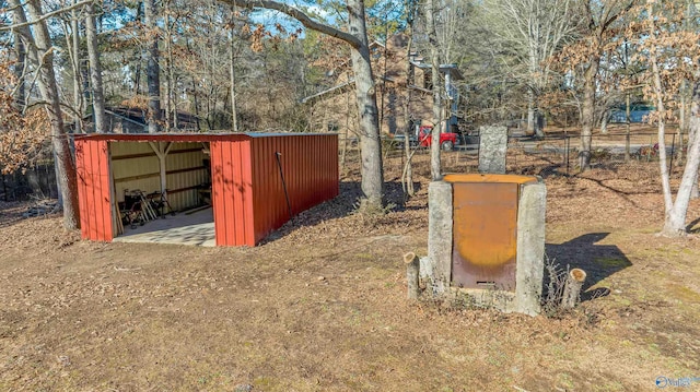 view of yard with an outbuilding