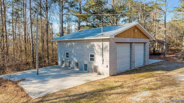 garage featuring a lawn